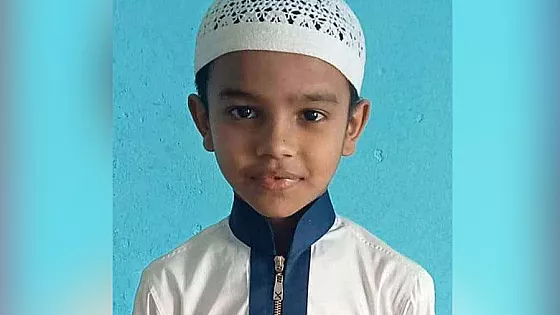 ৬ বছরের আদনান মাত্র আড়াই মাসে কোরআনের হাফেজ
