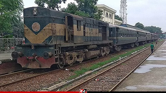 গাজায় ইসরাইলের গণহত্যার প্রতিবাদে ৩০ সেকেন্ড হর্ন বাজাবে ট্রেনে