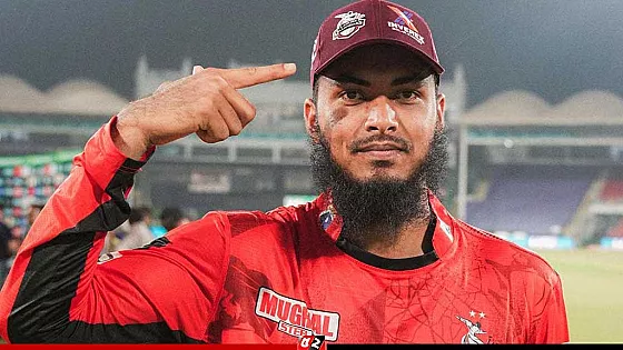 পিএসএলের সম্মানসূচক ফজল মাহমুদ ক্যাপ মাথায় রিশাদ