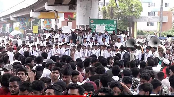 পলিটেকনিক শিক্ষার্থীদের রেলপথ অবরোধ শিথিল, বৈঠকের পর সিদ্ধান্ত