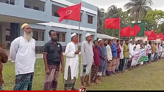 লবণ পানি থেকে ফসল রক্ষার দাবিতে কৃষকদের অবস্থান ধর্মঘট 