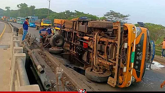 ঢাকা-চট্টগ্রাম মহাসড়কে ট্রাক উল্টে দীর্ঘ যানজট
