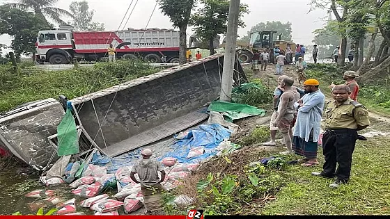 সিমেন্টের ট্রাকের সঙ্গে মাইক্রোবাসের সংঘর্ষ, নিহত ২