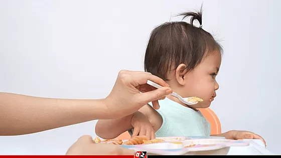 শিশু খাচ্ছে না : কারণ ও খাওয়ানোর টিপস