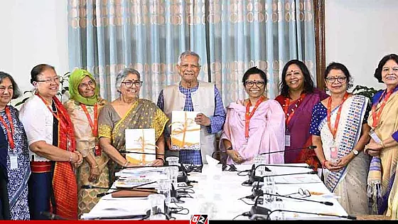 প্রধান উপদেষ্টাকে নারীবিষয়ক কমিশনের প্রতিবেদন হস্তান্তর