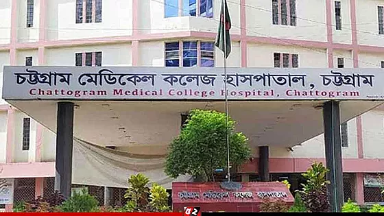 অটোরিকশায় মুখোশধারীদের পেট্রোলবোমা নিক্ষেপ, দুই নারী দগ্ধ 