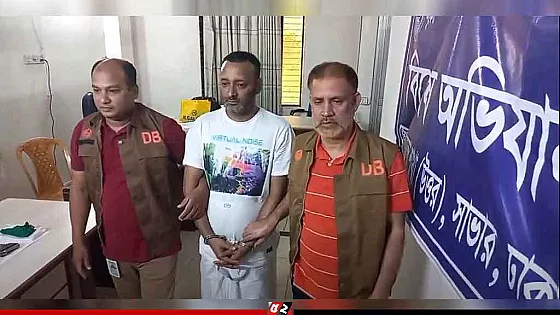 অভিযুক্ত নিজেই কবরে থেকে বের করে দিলো পিস্তল