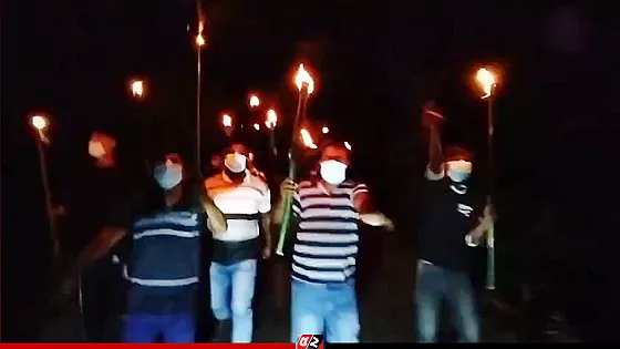 মশাল মিছিলের পর ডিসির কাছে স্মারকলিপি আওয়ামী লীগের
