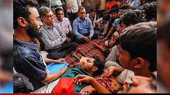 কুয়েট ক্যাম্পাসে শিক্ষা উপদেষ্টা, অনশনে অনড় শিক্ষার্থীরা