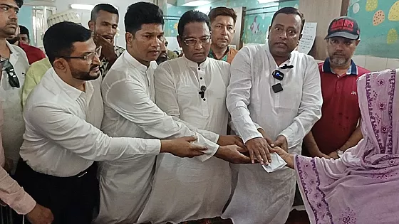 সাভারে ডাস্টবিনে পাওয়া নবজাতকের পাশে দাঁড়ালেন বিএনপি নেতারা