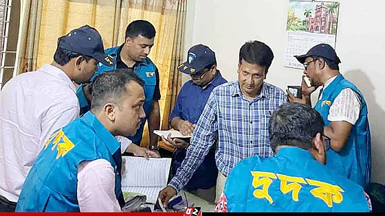ঘুষ গ্রহণকালে  হাতেনাতে ধরা খেলেন ওয়ার্ড সচিব
