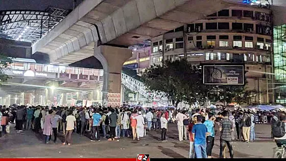 পিএসসি সংস্কারের দাবিতে শাহবাগ অবরোধ