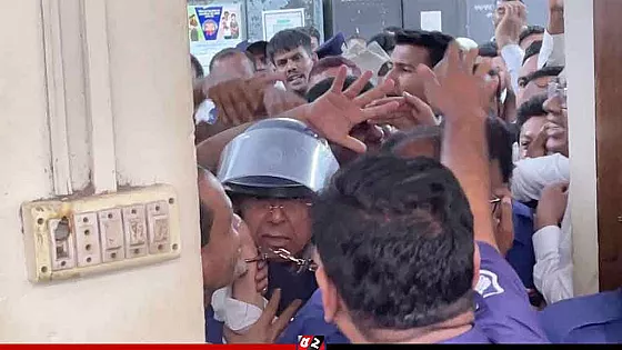 আদালত চত্বরে সাবেক মন্ত্রী আনিসুল হককে থাপ্পড়