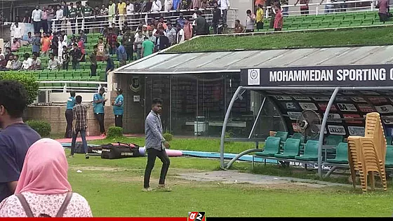 ম্যাচ হেরে দর্শককে মারতে গেলেন রিয়াদ