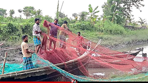 দুই মাস নিষেধাজ্ঞা শেষে নদীতে নেমেছেন জেলেরা
