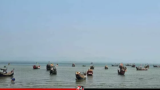 আবারও নাফনদী থেকে ৪ জেলেকে ধরে নিয়ে গেছে আরাকান আর্মি
