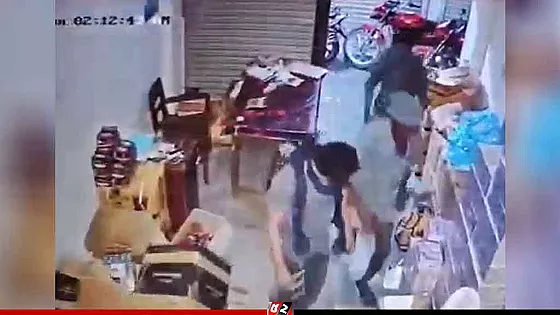 গোডাউনের তালা ভেঙে ট্রাকে করে মালামাল লুট