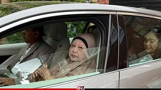 দেশের উদ্দেশে হিথ্রো বিমানবন্দরে খালেদা জিয়া 