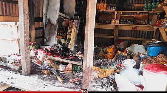 ঘুমন্ত ব্যবসায়ীকে আটকে দোকানে অগ্নিসংযোগ