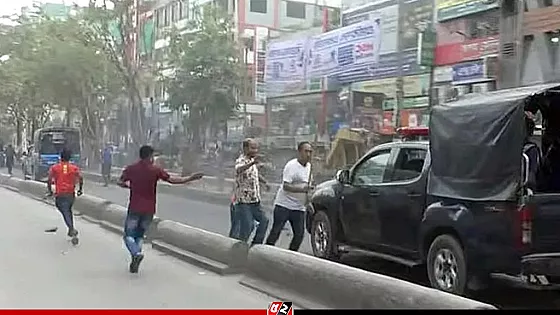 আইভীকে বহন করা পুলিশের গাড়িতে হামলা
