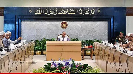 রাতে জরুরি বৈঠকে বসছে উপদেষ্টা পরিষদ