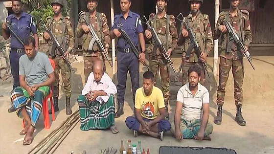 সেনাবাহিনীর অভিযানে দেশীয় অস্ত্রসহ আটক ৪