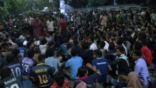 ৮ বাস ভর্তি শিক্ষক-শিক্ষার্থী যোগ দিলেন জবির আন্দোলনে  