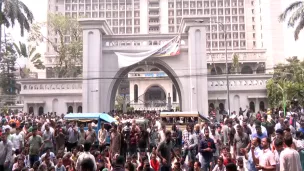 স্লোগান মিছিলে নগর ভবনের সামনে ইশরাকপন্থীরা