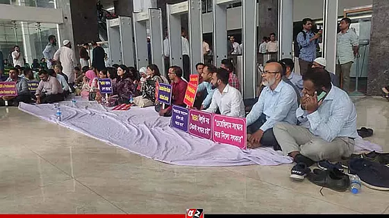 ‘চেয়েছিলাম সংস্কার,করে দিলো সৎকার’: সকাল থেকে অচল এনবিআর