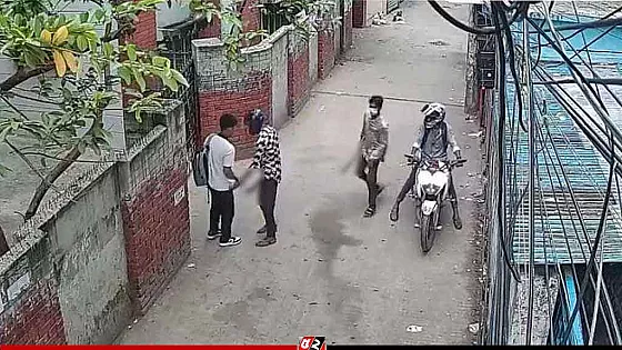 রাজধানীতে ছিনতাইয়ের ভিডিও ফুটেজ ভাইরাল