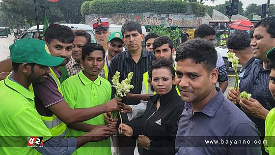 শিক্ষার্থীদের ফুলেল শুভেচ্ছা জানিয়ে সড়কে ফিরেছে ট্রাফিক পুলিশ 