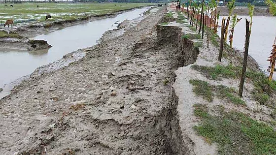 ক্ষতিগ্রস্ত বেড়িবাঁধ, হাতিয়ায় আতঙ্কিত ২০ হাজার পরিবার