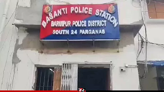 ভাবীর মাথা নিয়ে থানায় গেল দেবর