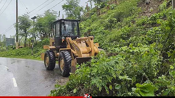 রাঙ্গামাটি-চট্টগ্রাম সড়কের বিভিন্ন স্থানে পাহাড় ধস, আশ্রয়কেন্দ্রে ঝুকিপূর্ণরা