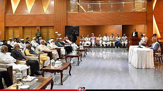 বিকেলে রাজনৈতিক দলগুলোর সঙ্গে বৈঠকে বসবেন প্রধান উপদেষ্টা