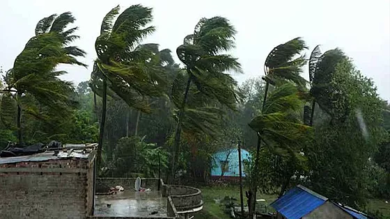 রাতের মধ্যেই দেশের ১০ অঞ্চলে ঝড়ের আভাস