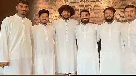 ফুটবলাররা নামাজ আদায়ে চাঁদ মসজিদে