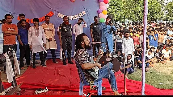   কারাগারে গান গেয়ে বন্দিদের মন জয় করলেন নোবেল