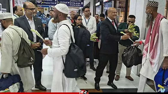 হজের প্রথম ফিরতি ফ্লাইট: দেশে ফিরেছেন ৩৬৯ জন হাজি