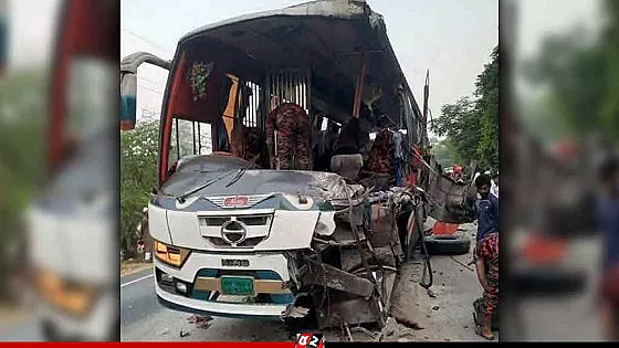 ট্রাকের পেছনে বাসের ধাক্কা, নিহত ৫