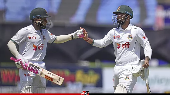 আলোকস্বল্পতায় আগেভাগে শেষ দিনের খেলা, পাঁচশর কাছাকাছি বাংলাদেশ