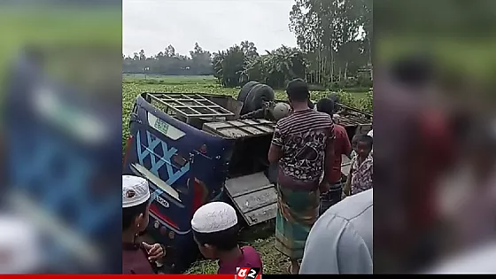 চালকের আসনে হেলপার, বাস উলটে নিহত এক