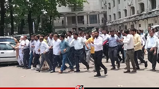 সচিবালয়ে কর্মচারীদের বিক্ষোভ, কর্মবিরতির ঘোষণা