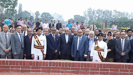 জাতীয় স্মৃতিসৌধ ও শহীদ মিনারে শ্রদ্ধা জানালেন প্রধান বিচারপতি