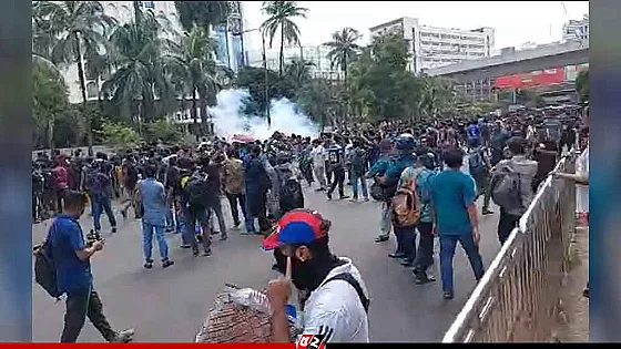  যমুনা অভিমুখে প্রকৌশল শিক্ষার্থীরা, সাউন্ড গ্রেনেড–কাঁদানে গ্যাস নিক্ষেপ