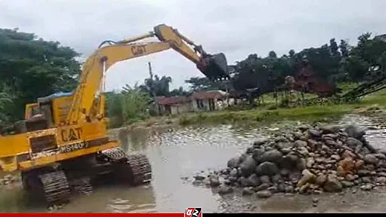 এবার পুকুর থেকে উদ্ধার বিপুল পরিমাণ সাদাপাথর