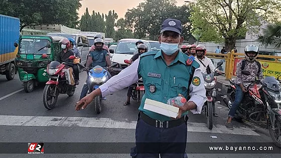 সড়কে ফিরেছে ট্রাফিক পুলিশ, সঙ্গে আছে শিক্ষার্থীরাও  