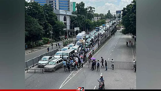 তেজগাঁওয়ে কারিগরি শিক্ষার্থীদের সড়ক অবরোধ, তীব্র যানজট