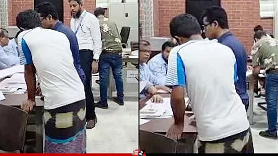 লুঙ্গি পরে ভোট দিয়ে ভাইরাল জাবি শিক্ষার্থী