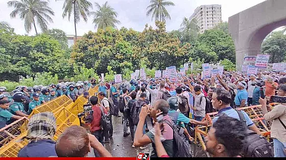 প্রাথমিক বিদ্যালয়ের শিক্ষকদের ওপর জলকামান, সাউন্ড গ্রেনেড নিক্ষেপ